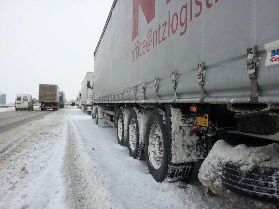 ЗАРАДИ СНЕГА! Спират трафика на камиони през прохода Троян-Кърнаре