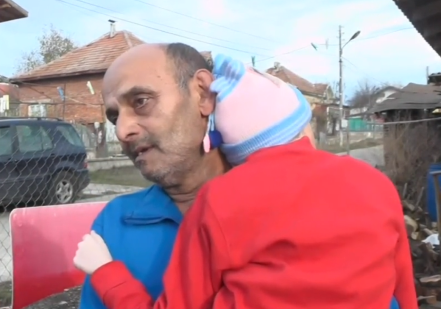 „ТЯ СИ ИМА САМО МЕН”: Покъртителната история на Димитър, който гледа сам болната си дъщеря