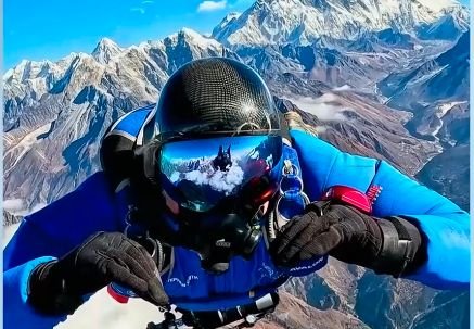 УНИКАЛНО! Българин скочи край Еверест с рекордно малък парашут
