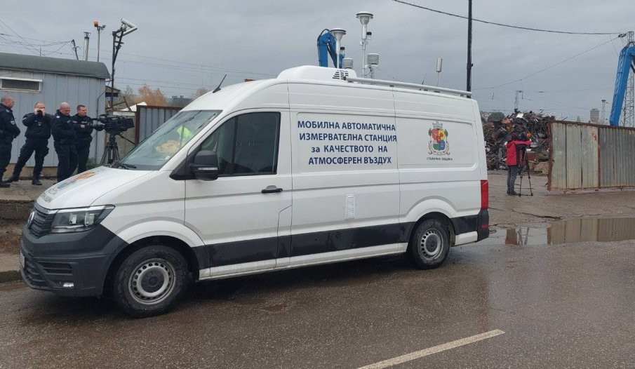 Мобилна станция измерва качеството на въздуха след пожара край с. Паничарево