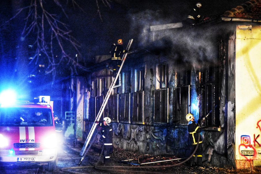 Пожарът в Пловдив унищожил необитаема сграда до Бетонния мост