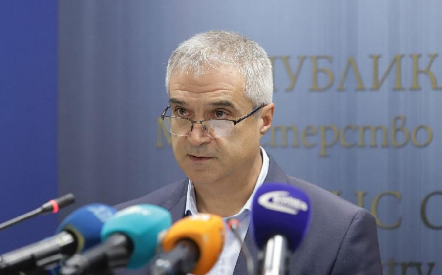 Енергийният министър: Все още се борим, над 9000 души нямат ток