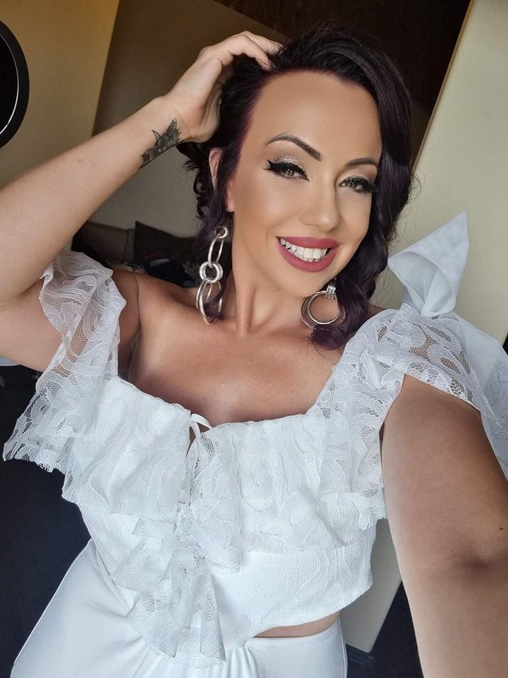 Фолкпевица се омъжи в Белгия