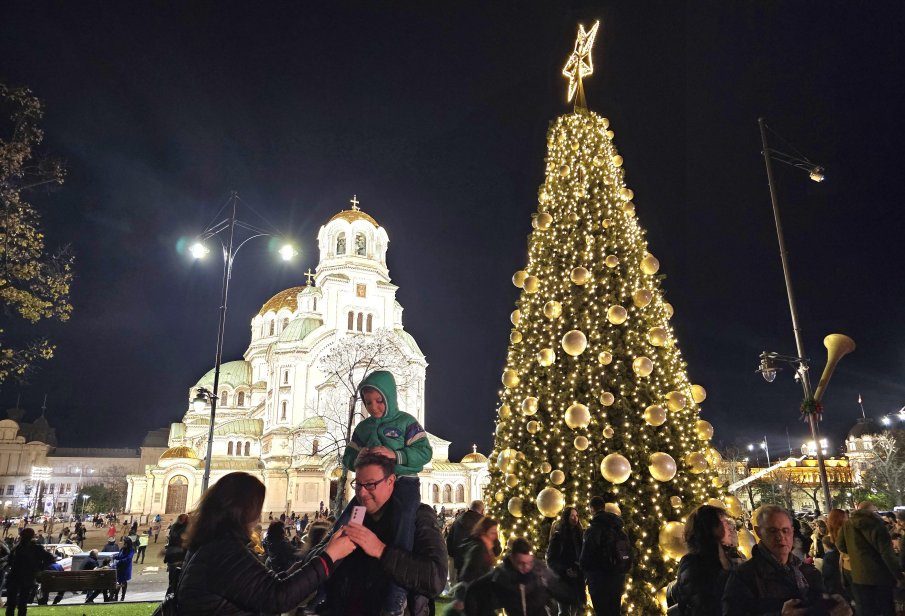 Коледната елха на София грейна пред „Св. Александър Невски“ (СНИМКИ)