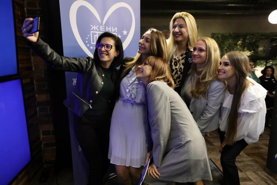 Богините на Бойко му изгубиха София