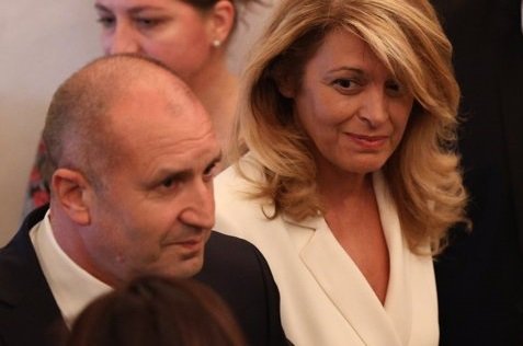 Радев заряза партиите, заведе Деси на кръчма край Бургас (СНИМКА)