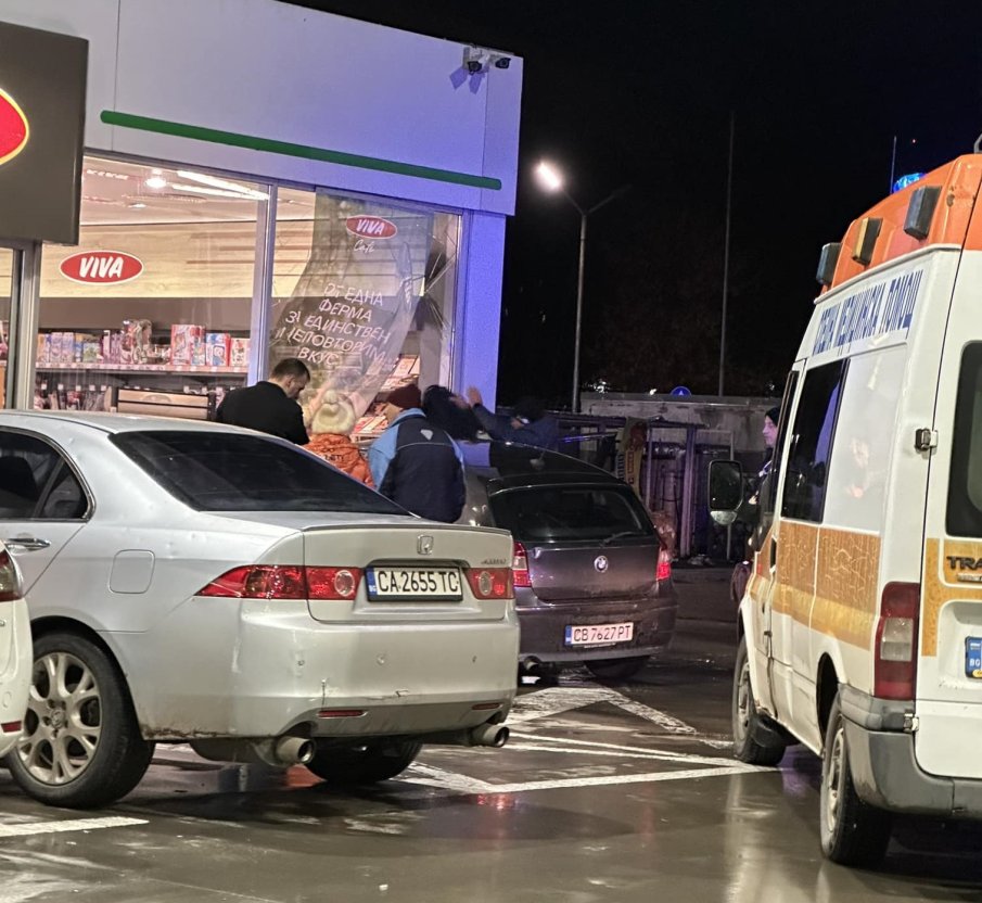 Шофьор се вряза с колата си в столична бензиностанция