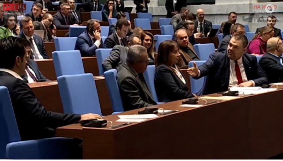 ПИК TV: След разнобой и емоционални дебати: Депутатите приеха на първо четене промените в Конституцията - НА ЖИВО