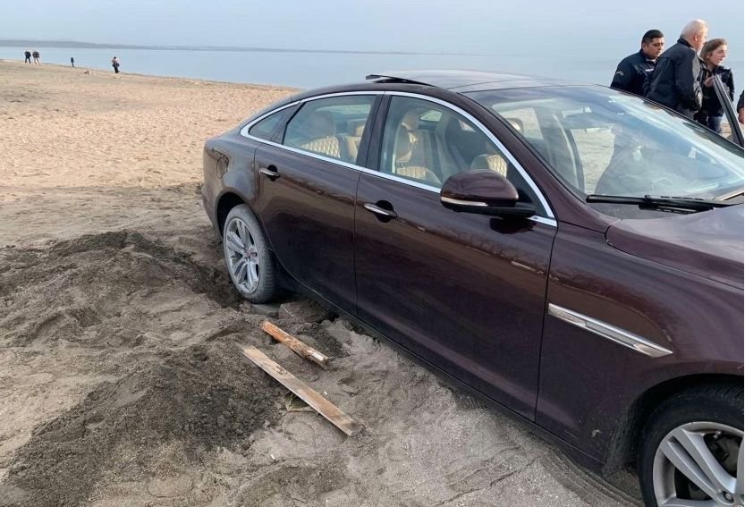 Луксозен украински автомобил заседна в пясъка на плажа в Бургас
