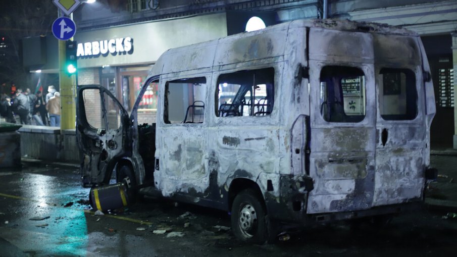 Пуснаха под домашен арест мъжа, подпалил полицейски бус по време на протеста