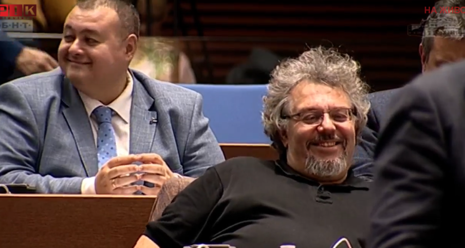 ПИК TV! Депутати поискаха прекратяване на заседанието, защото Манол Пейков е по тениска и пиян (ОБНОВЕНА)