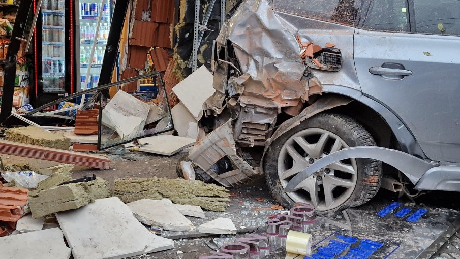ЕКШЪН ПО ТЪМНО: Кола се вряза в магазин в София, има пострадали (СНИМКИ)