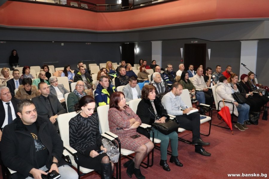 Министърът на туризма се скри от хотелиерите в Банско за началото на сезона