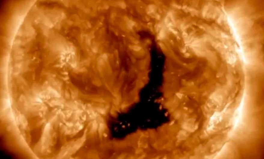 Мистериозна дупка в слънцето откриха учените от НАСА - отваря се огромно магнитно поле (ВИДЕО)