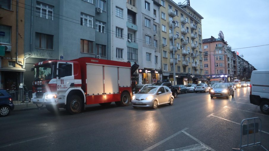 Полицаи изведоха барикадирал се в дома си мъж в София (СНИМКИ)