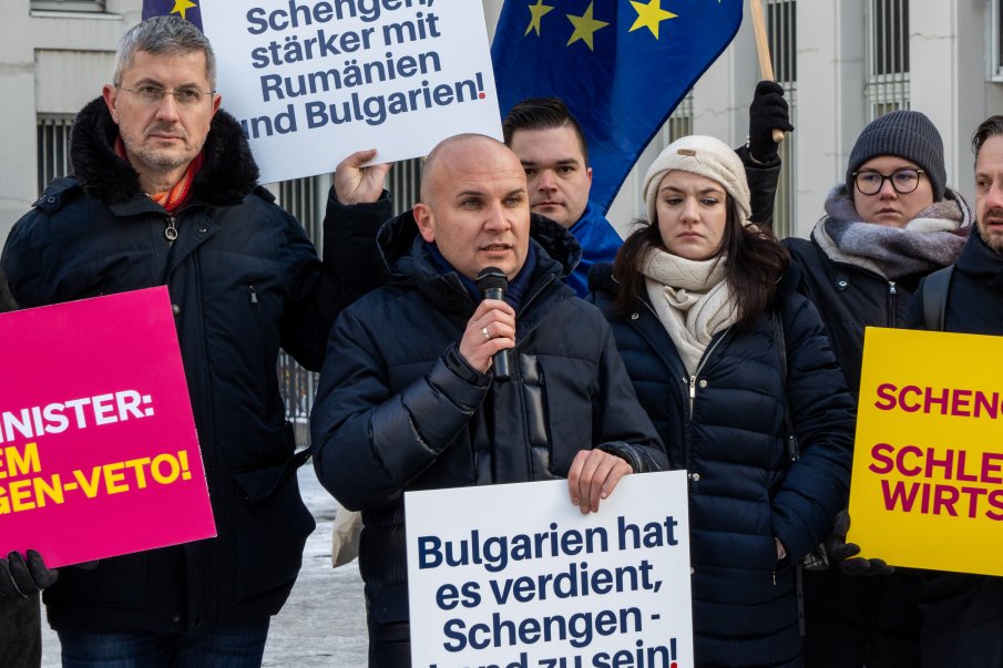 В ЦЕНТЪРА НА ВИЕНА: Илхан Кючюк поведе демонстрация в подкрепа на членството на България и Румъния в Шенген