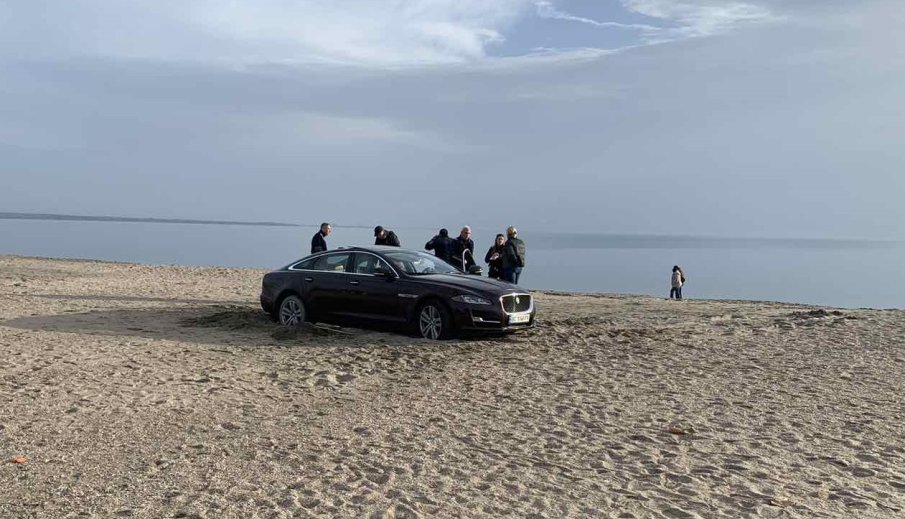 Мислела, че това е кей: Украинката, затънала с луксозната си кола на плажа в Бургас, ще бъде глобена