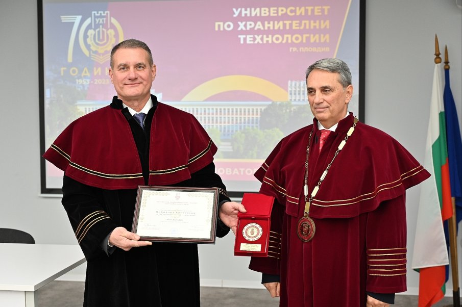 Изпълнителният директор на VP Brands International Иван Папазов с почетно научно звание от УХТ Пловдив