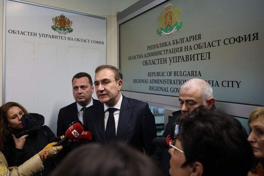 НАПРЕЖЕНИЕТО ЕСКАЛИРА: Депутати от БСП нахлуха в областната управа на София, спира ги полиция