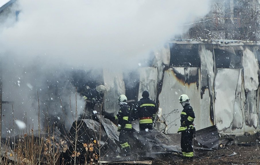 Голям пожар в цех за мебели до Околовръстното в София (СНИМКИ)