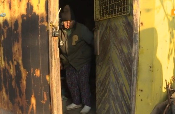 АБСУРДЕН КАЗУС: Възрастни жени живеят във фургон без ток от 8 години, наливат си вода от гробището