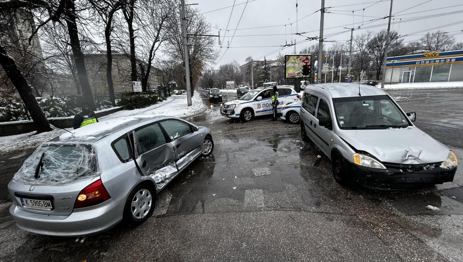 Катастрофа затрудни движението на възлово кръстовище в Хасково (СНИМКИ)