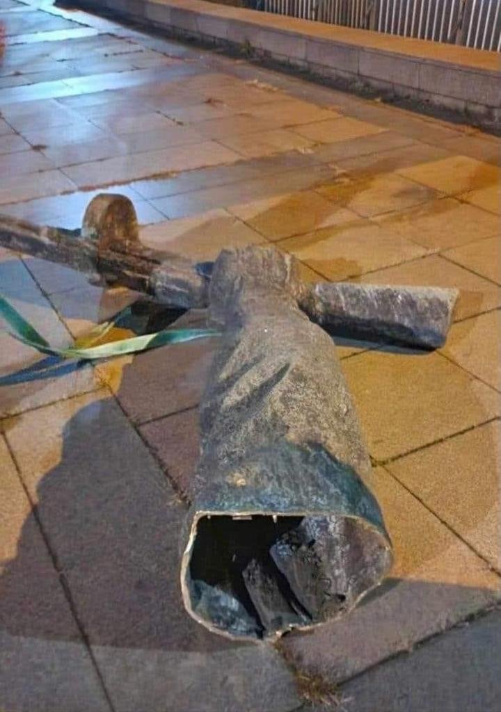 Транспортират демонтираните фигури от Паметника на Съветската армия до площадка за съхранение