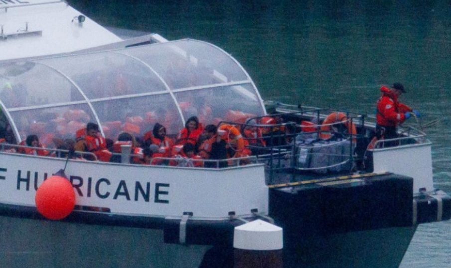 Лодка с над 60 мигранти се преобърна в Ламанша