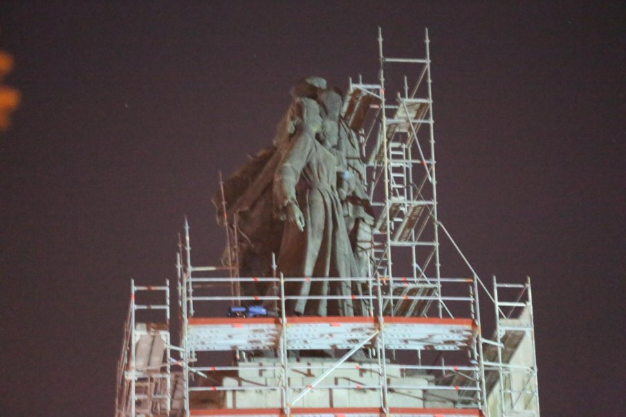 Засилено е полицейското присъствие на Паметника на Съветската армия, демонтажът продължава