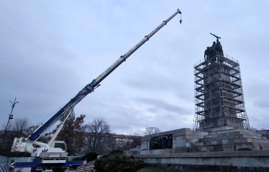 Демонтират Паметника на Съветската армия