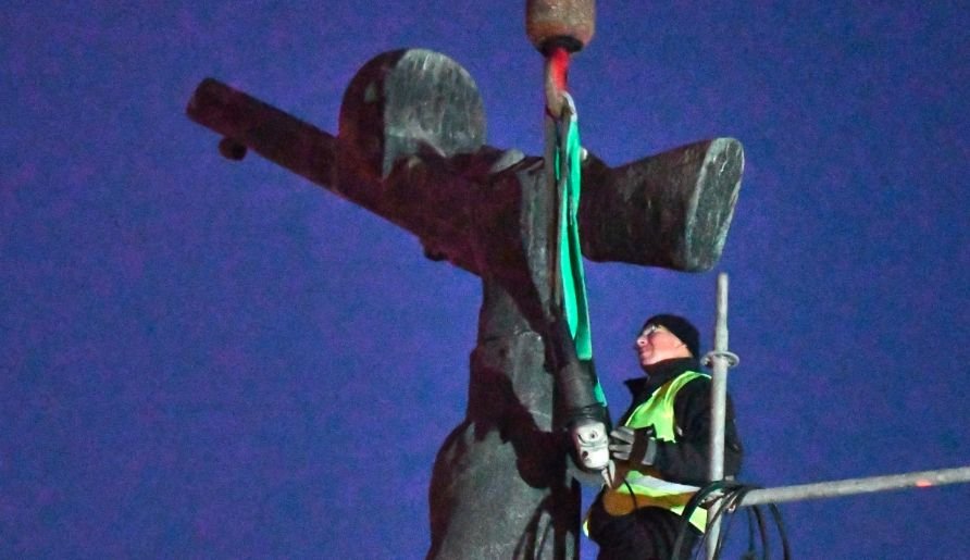 Областният на София-град: Фирма ще охранява демонтирания паметник и неговото съхранение