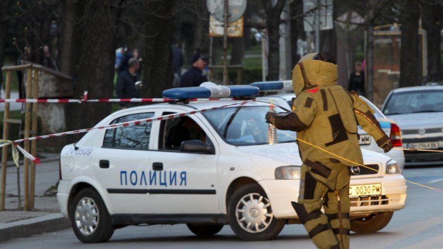 Стана ясно какво е имало в изоставения куфар, заради който отцепиха жп гарата в Разград