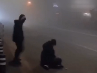 Тийнейджъри се снимаха как пребиват бездомна жена на софийска улица