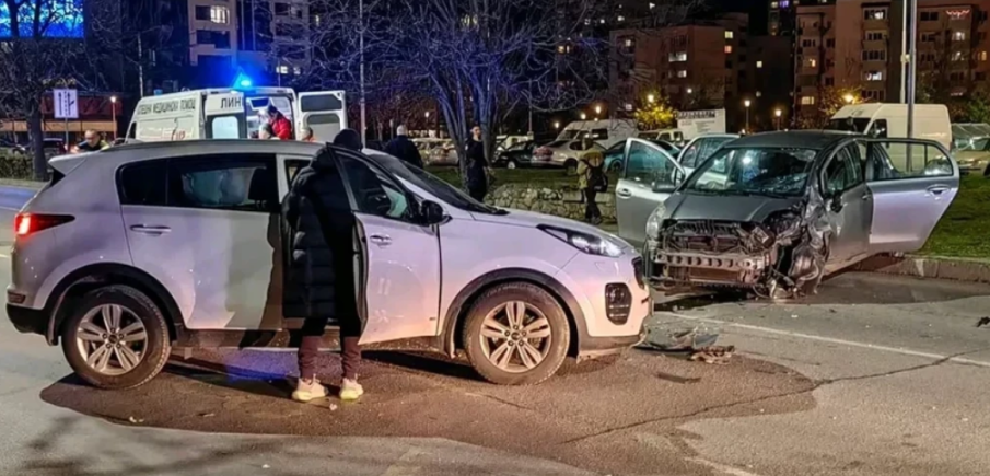 Пияна без книжка открадна кола и сътвори катастрофално меле