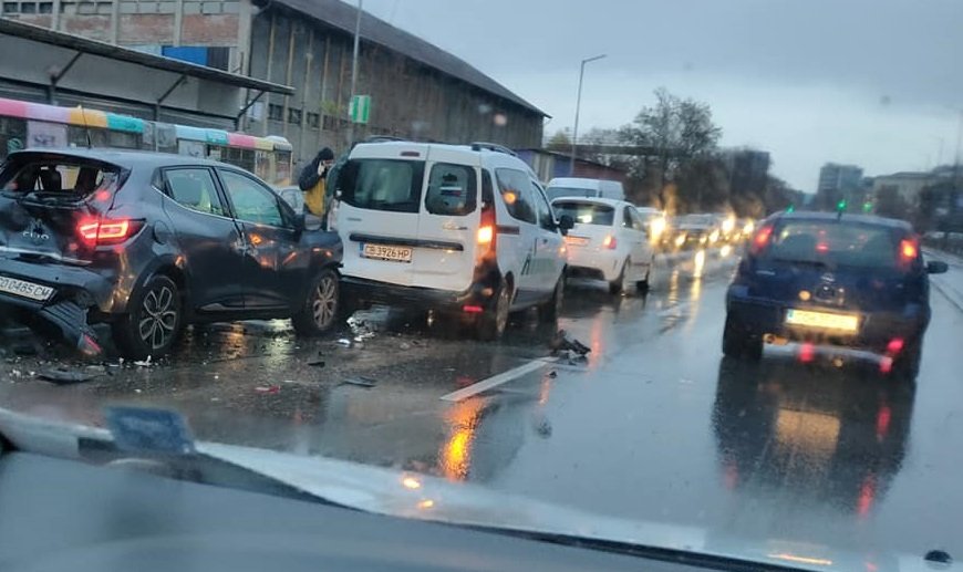 Жена е с опасност за живота след верижна катастрофа в Стара Загора