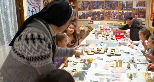 Деца изработват играчки за Коледа, за да съберат средства за техен болен връстник