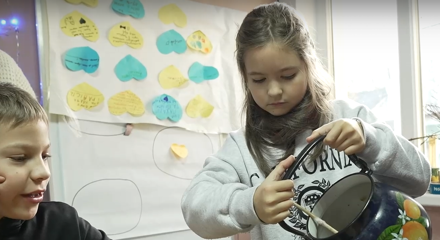 Децата в Украйна сглобяват коледни пакети и свещи за фронта