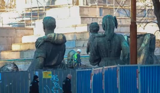 Демонтираните фигури от ПСА са разтоварени в Долни Лозен