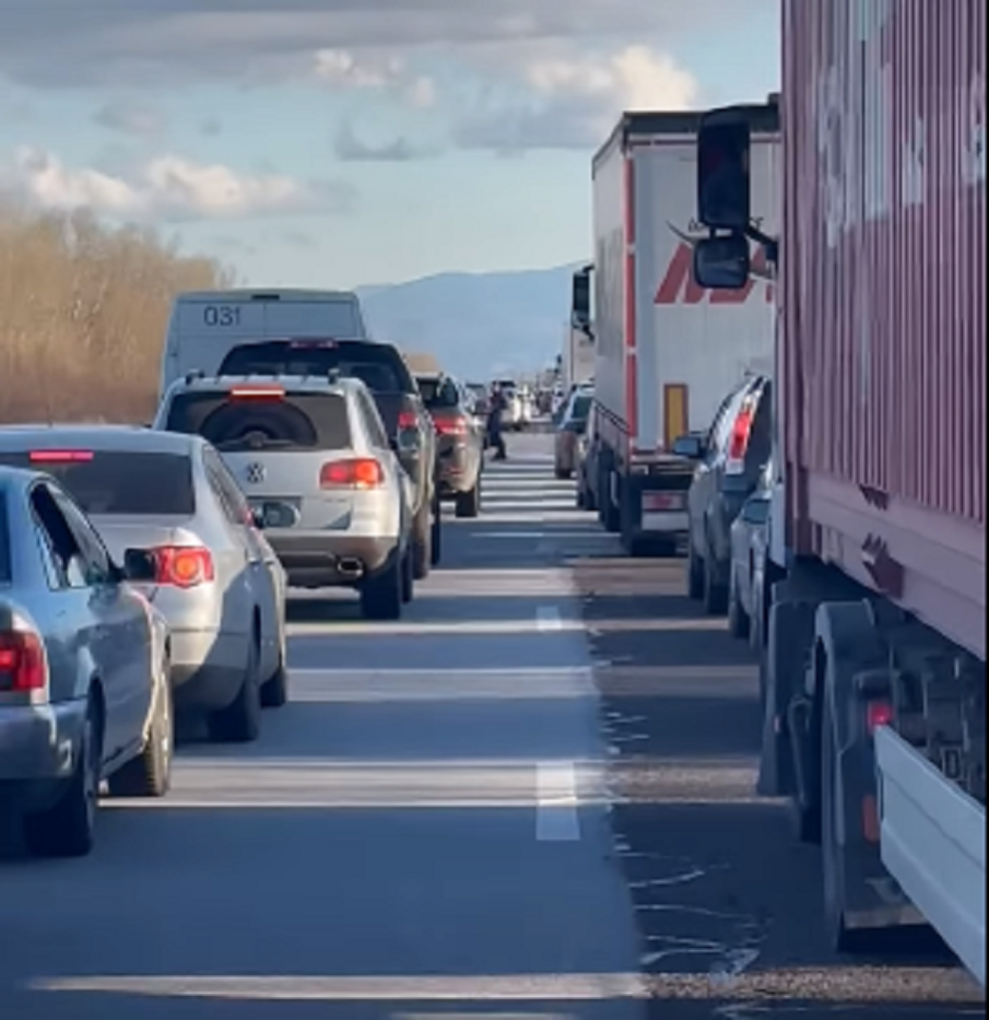 Катастрофа между 3 коли блокира магистрала Тракия
