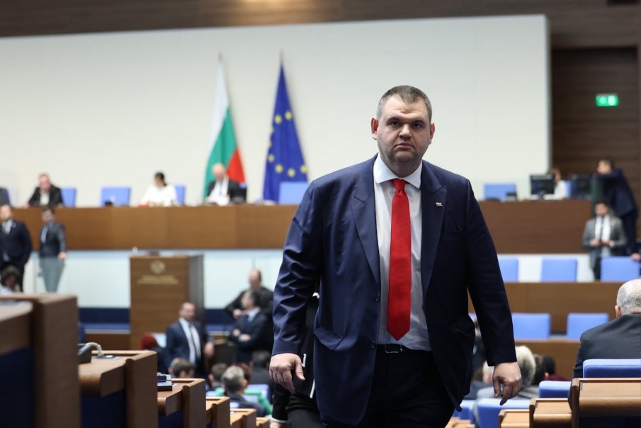 Пеевски с ранобуден поздрав за рождения ден на ДПС: Изправени сме пред изпитания и предизвикателства