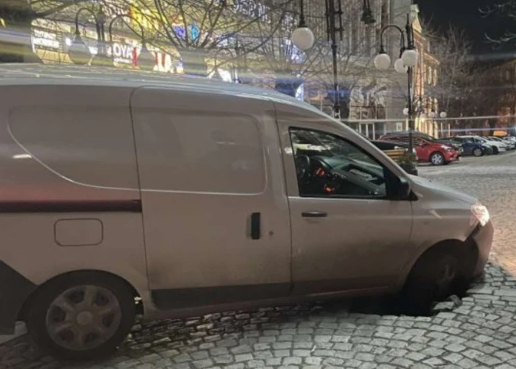 Кола затъна в паветата на Сан Стефано в София