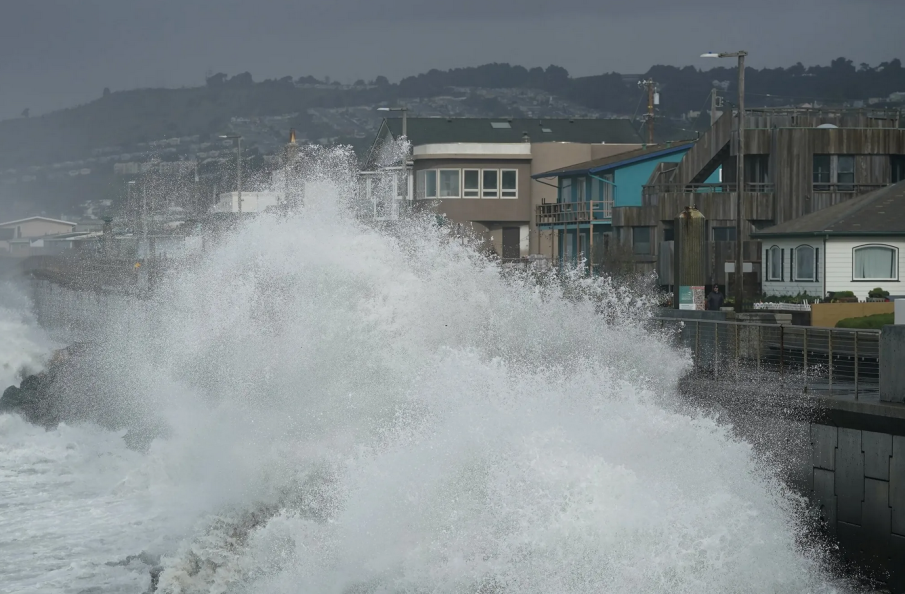 СТИХИЯ! 12-метрови вълни край Калифорния, най-малко 9 пострадали (ВИДЕО)
