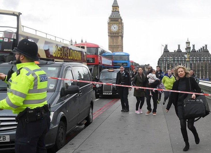Кола се вряза в хора, загина мъж, а няколко души са ранени в Англия
