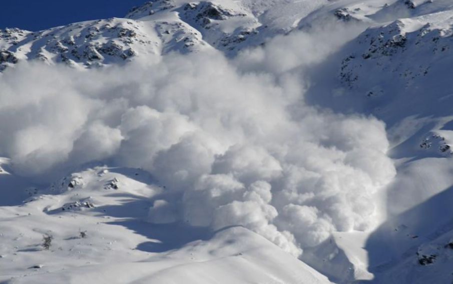 ТРАГЕДИЯТА В БОРОВЕЦ: Туристите сами са предизвикали лавината, загиналият скиор намерен под 1,80 метра сняг