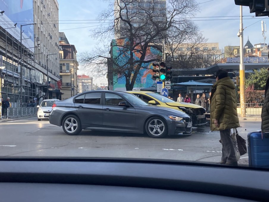 МЕЛЕ В ПРАЗНА СОФИЯ: Такси помля БМВ на пъпа на столицата (СНИМКИ)