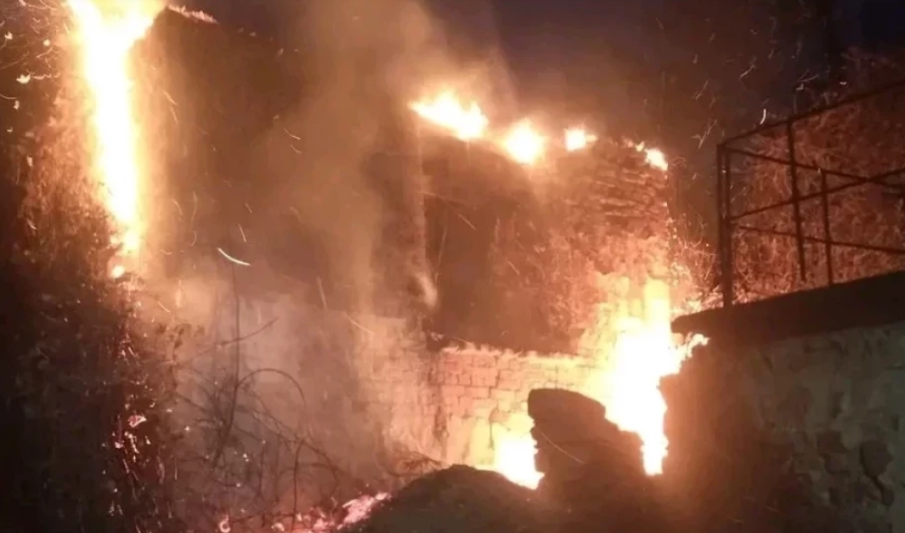 Сграда в Перущица пламна след детска игра с пиратки