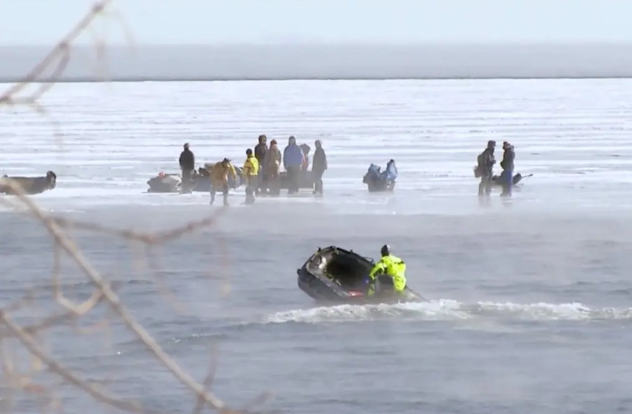 Спасиха 122-ма рибари, блокирани върху откъснал се леден блок в езеро (ВИДЕО)