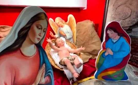 КОЩУНСТВЕН СКАНДАЛ! Христос с две майки се появи в италиански храм - свещеникът искал да покаже, че семействата вече не са само традиционни (ВИДЕО)