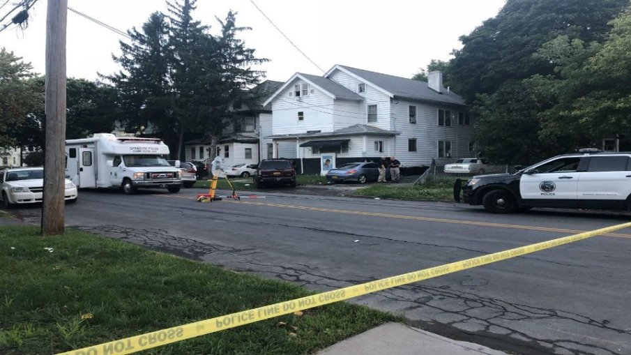 При свада за коледни подаръци: Тийнейджър застреля сестра си