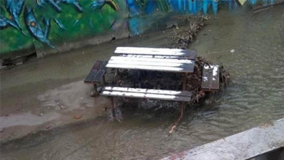 Вандали хвърлиха беседка в реката в столичния ж.к.Изток